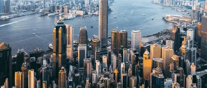 优秀人才计划（简称优才计划）旨在吸引高技术人才来港定居，藉以提升香港在全球市场的竞争力。