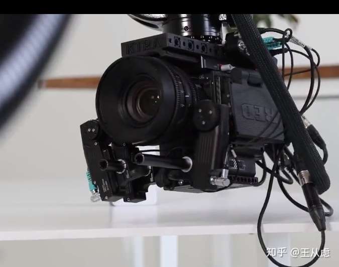 这种移动的镜头是怎么拍出来的