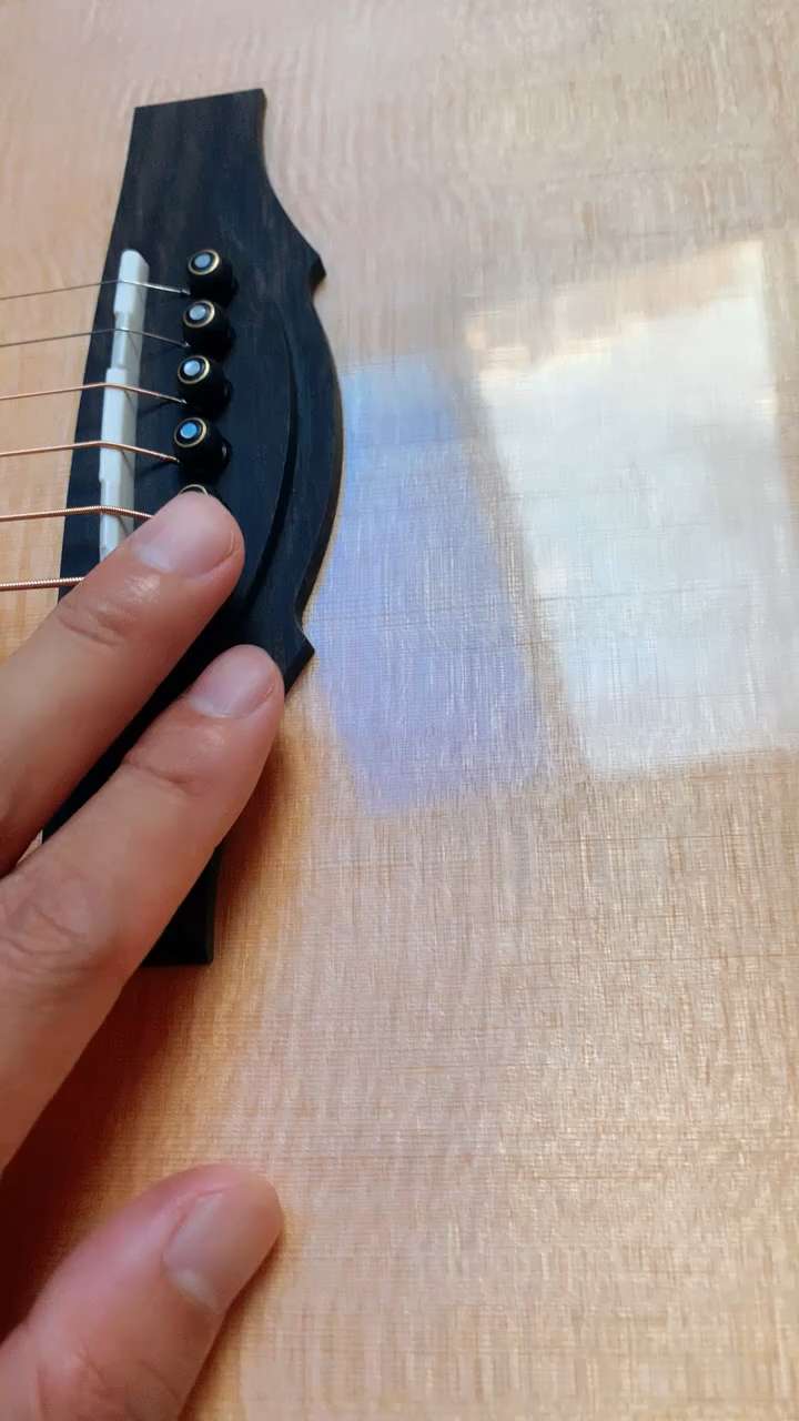 卡马b1吉他琴码下面面板有多条痕迹线. 用手摸不平整!
