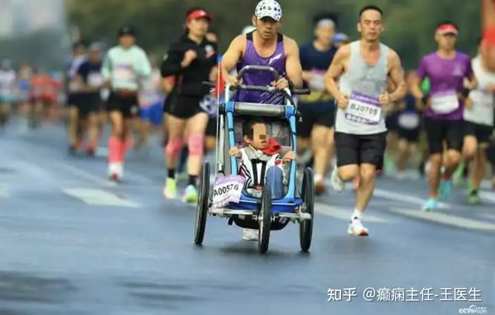 整整7年，快递员父亲推脑瘫儿子跑完53场马拉松！