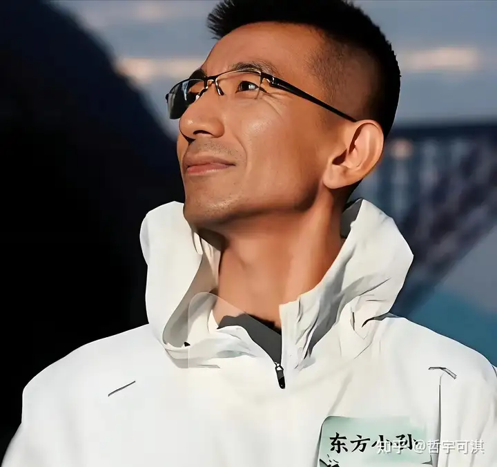 东方甄选前CEO孙东旭复出直播，选了卖书而不是带货，这步棋走得怎么样？你看好他接下来的发展吗？