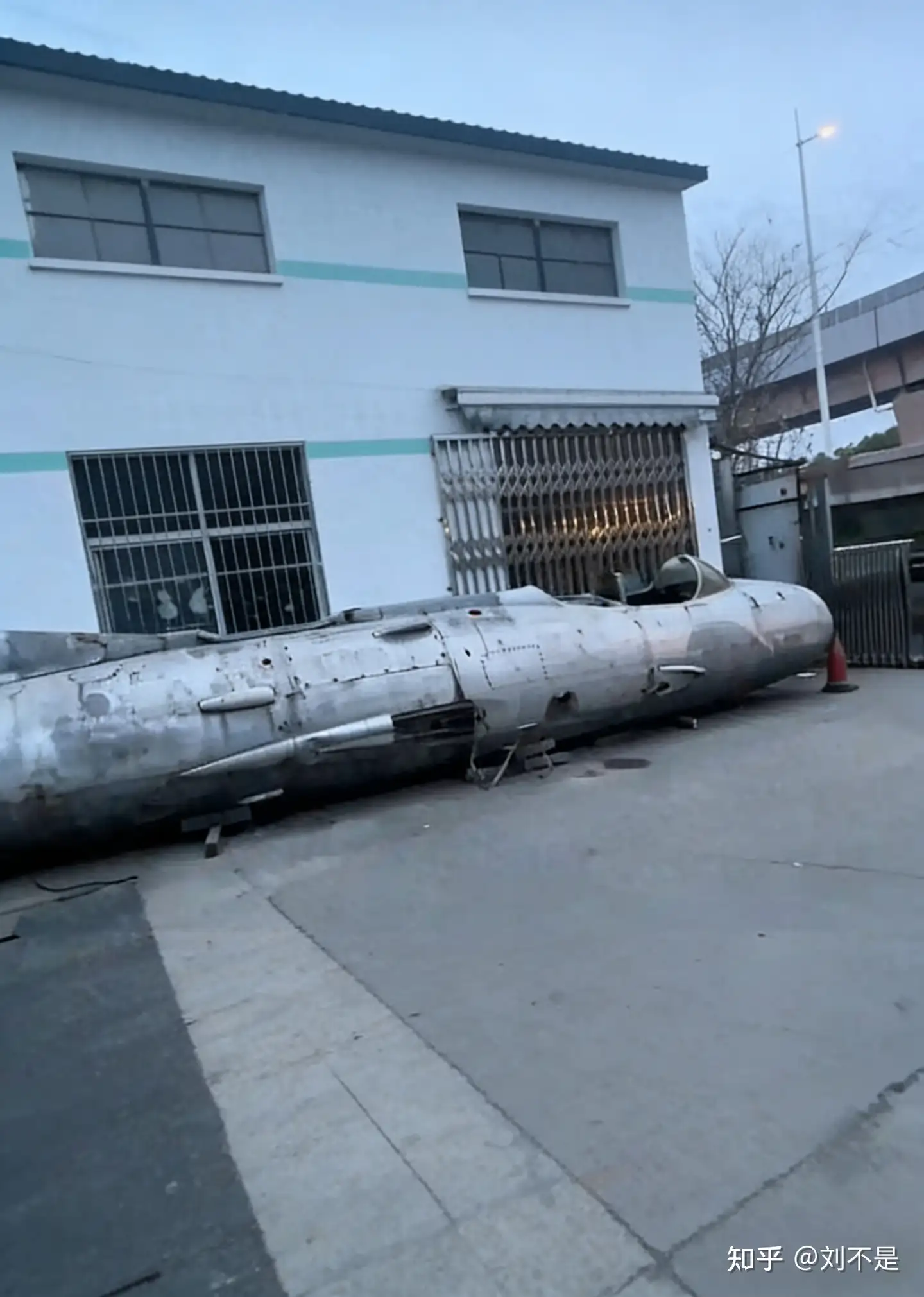 退役歼-6战斗机出现在废品回收站，店主称「朋友寄存，可以售卖」，退役战机能随便买卖吗？怎么处理才妥当？