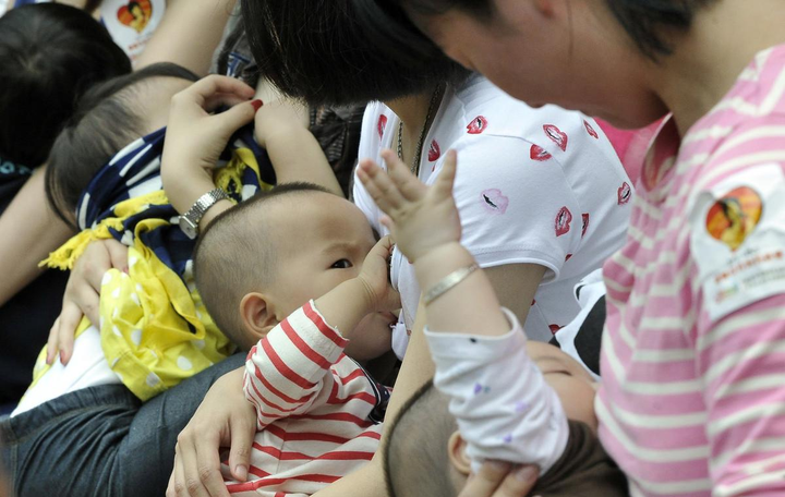 妈妈群里面咨询我们孩子母乳喂养应该持续多久？插图(5)