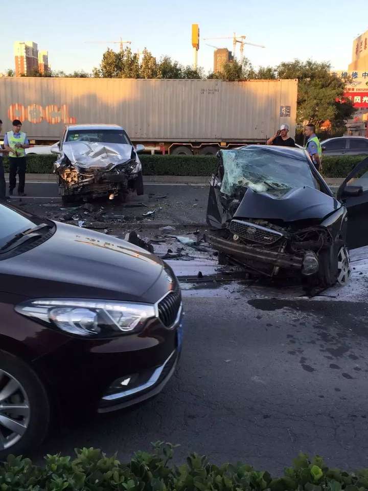 如何评价8月24日在天津奥城快速路发生的车祸