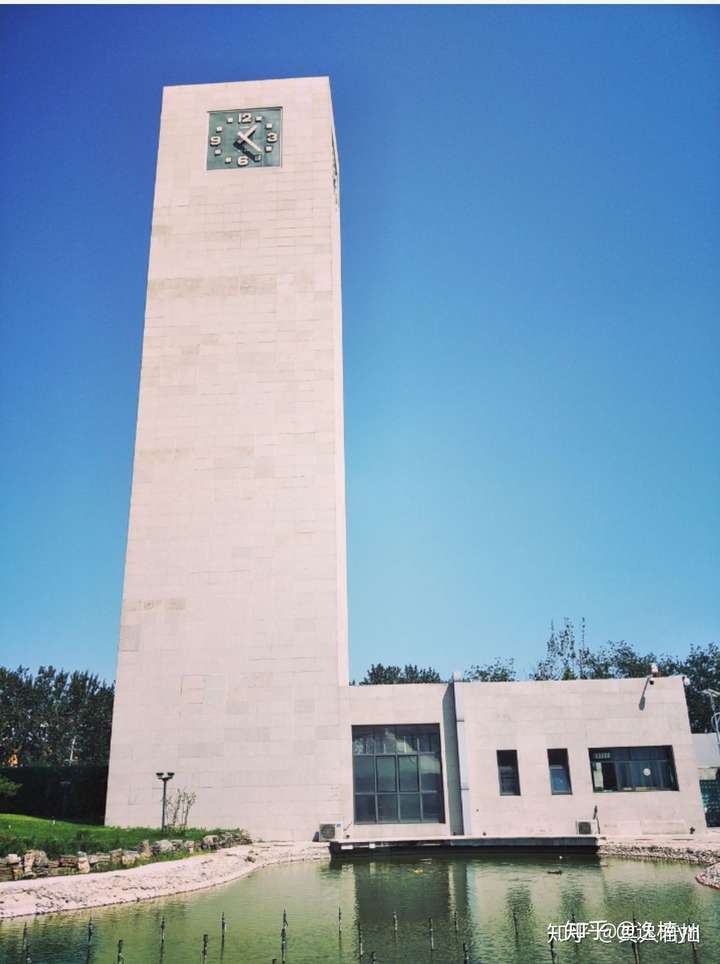 学校的标志性钟楼 有准点报时 在校园大部分角落都可以看到时间