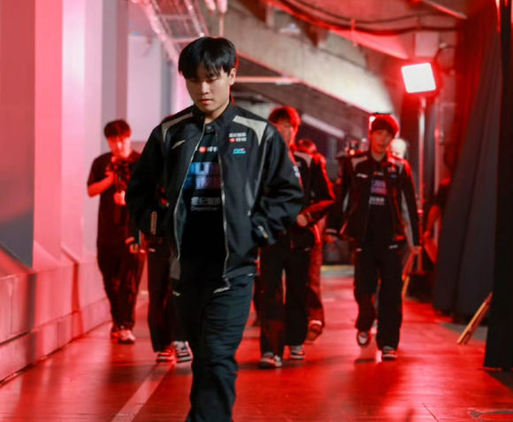 2025 EWC 英雄联盟项目淘汰赛 BLG 1-2不敌G2连续两年八强出局，如何评价这场比赛？缩略图