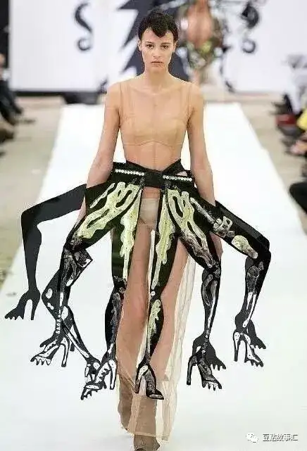 这是哪个走秀啊 太搞笑了吧?