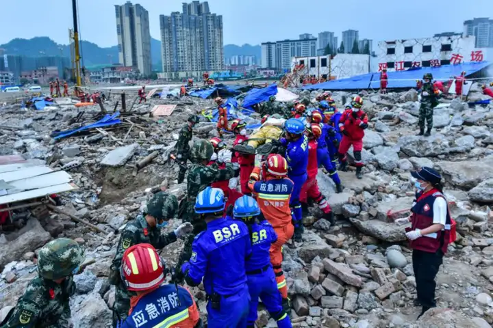 解放军和武警部队参加 “应急使命·2021”抗震救灾演习