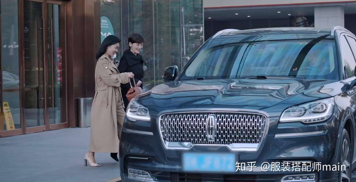 冯小刚妻子徐帆53岁不显老 穿印花衬衫温柔优雅 画淡妆美得高级 知乎