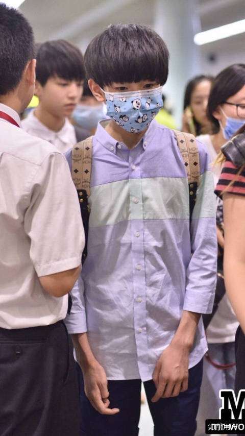 本来只是正常小孩的身材瘦到了皮包骨,大概也是那时候伤到了底子,后来