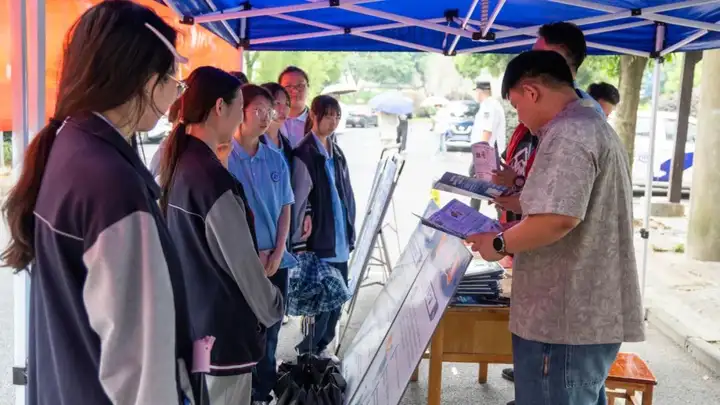 筑牢反诈“防护墙” 共筑校园 “安全网”丨富阳校区开展网络安全反诈宣传活动(图2)