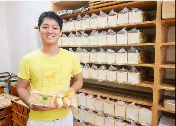 开一个烘焙店预算明细 这家面包店开业74年从未出新品,传承4代经久不衰的理由是...