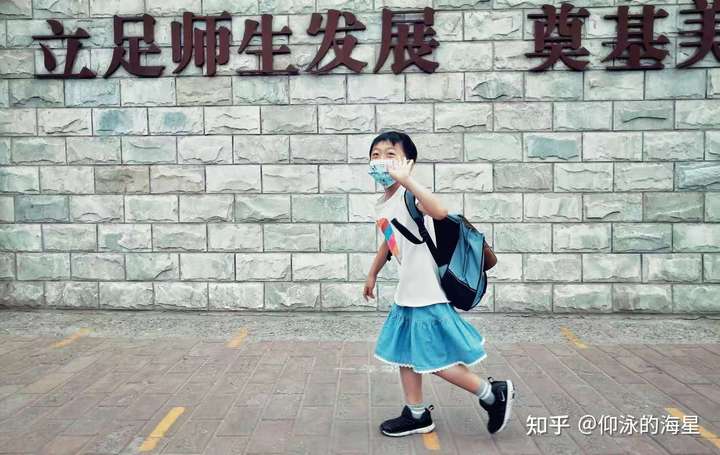 一个小男孩决定穿裙子去上学