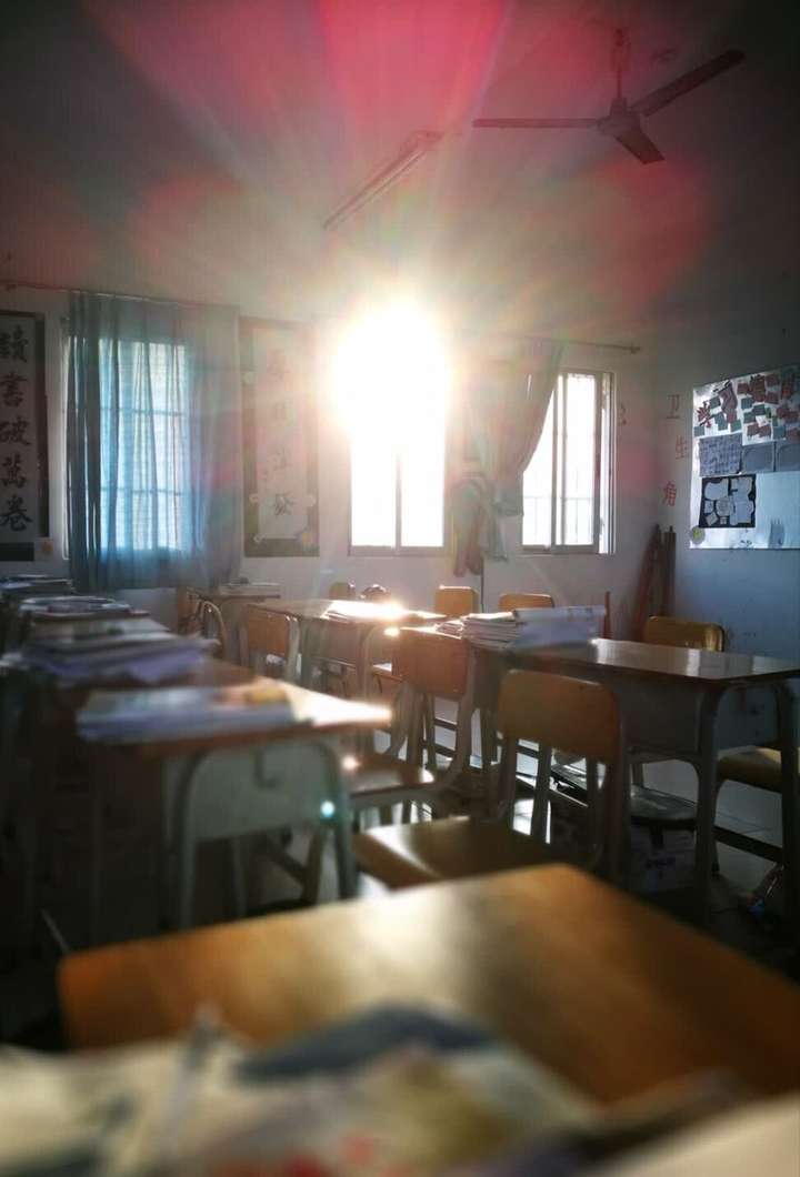 阳光洒进教室的图片图片