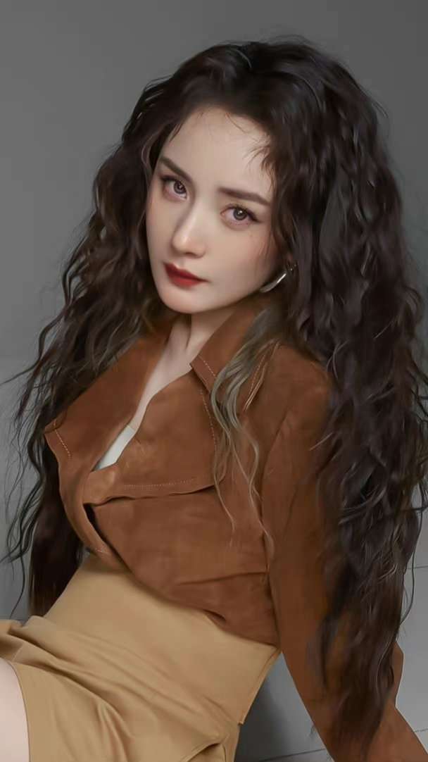 reese瑞茜时尚假发 的想法: 今日发型分享来喽~ 杨幂长款羊毛卷发型