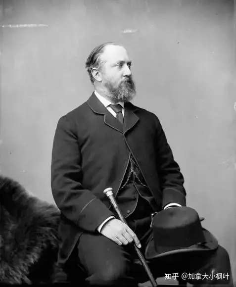 因为当时的加拿大总督斯坦利爵士个人非常热衷于冰球,还自费买了一个