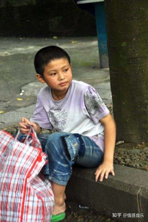 家长让孩子捡废品培养自立能力好吗?