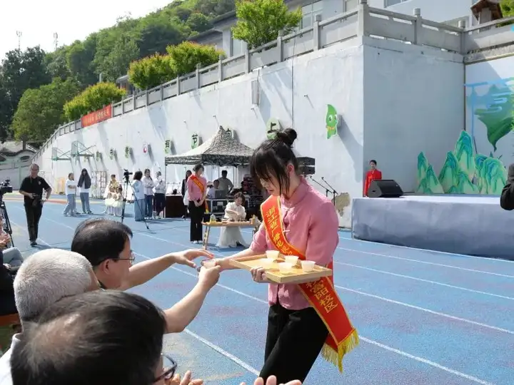 茶艺展风雅 青春推农产丨我校师生亮相2025富春山居全民读书活动之4·23世界读书日“书香茶韵·最富春”(图5)