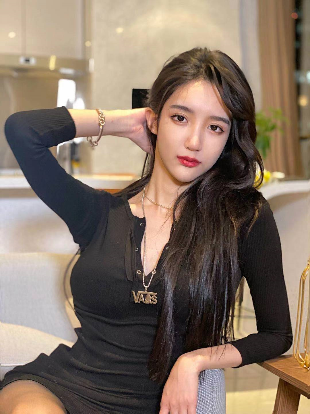 网红为圈钱化身女装大佬 却意外成 女神 男粉丝 做我老婆 知乎