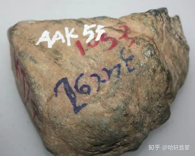 新手跑市场时你应该知道的对翡翠原石进行判断的点！