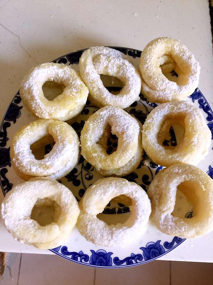 大学时去南昌找我同学玩,在他们学校附近的巷子里吃过一次白糖糕.