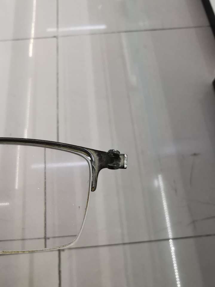 眼镜腿这样还能修复吗 ?