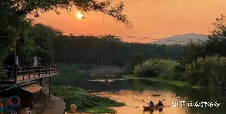 丛林峡谷中疾驰而下，炎炎夏日的清凉选择，不要错过这些漂流胜地