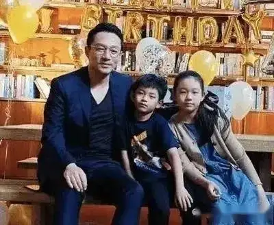 汪小菲在警察局闹事发酒疯大打出手衣服破烂好像乞丐