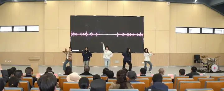 “艺” 展风采 情系社区|富阳校区学子闪耀新联社区文艺汇演