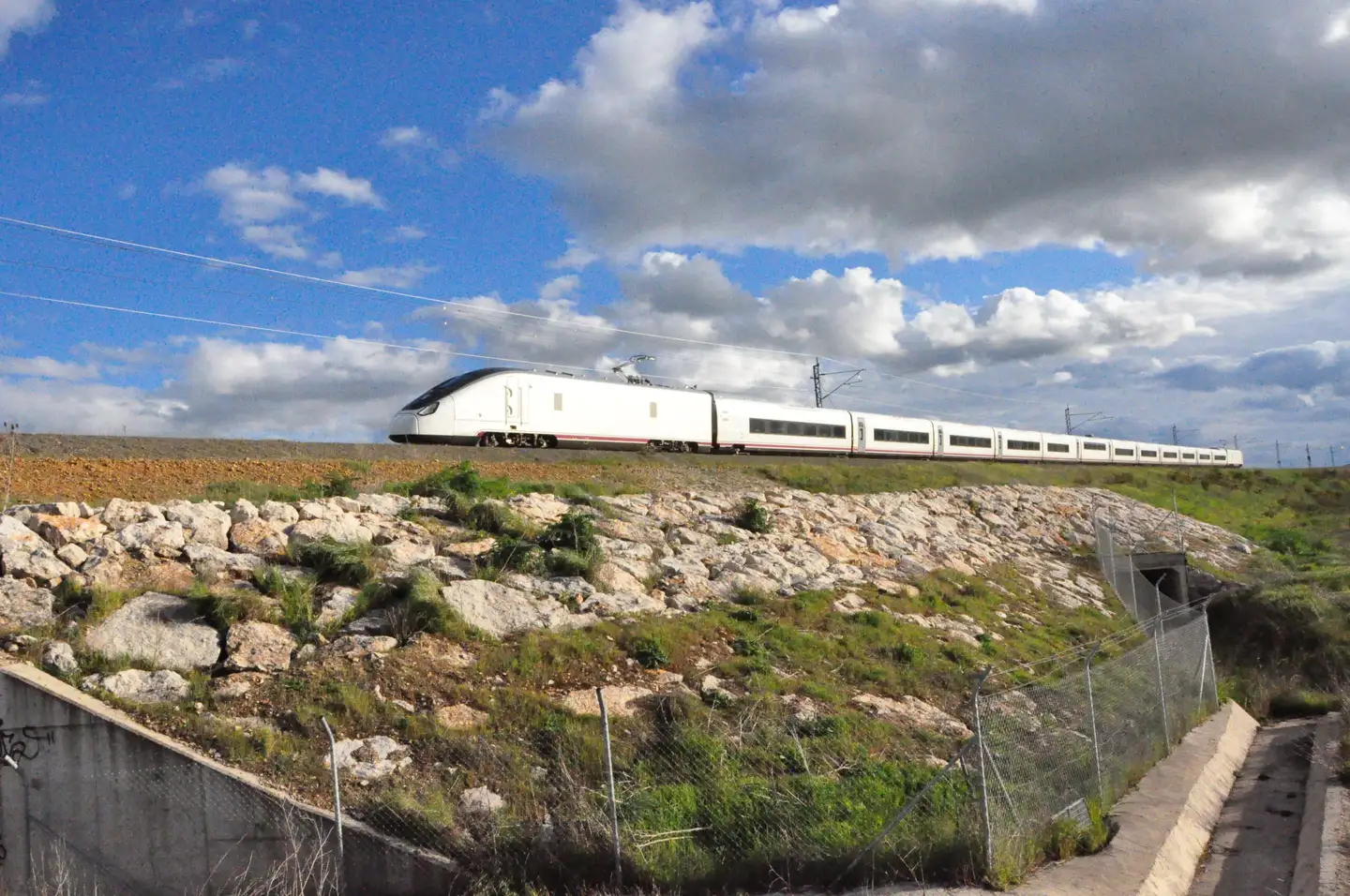 11 月，Talgo 将为 Renfe 提供第一批 Talgo Avril 超高速列车