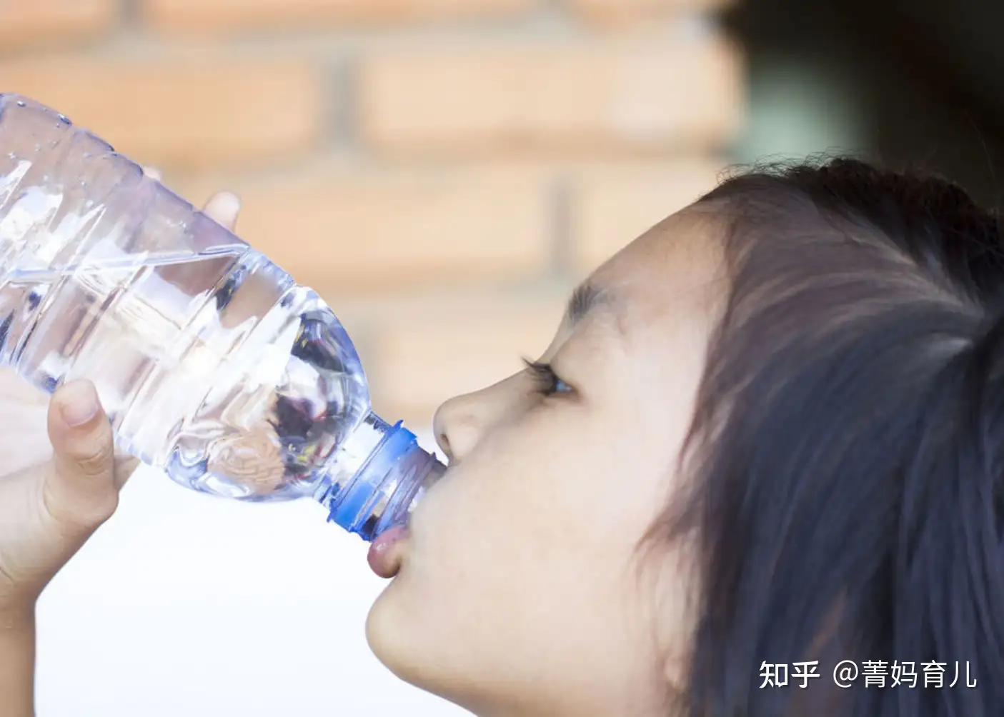 孩子逛超市口渴拿水就喝，拿空瓶付款被索赔，妈妈的处理很高明- 知乎