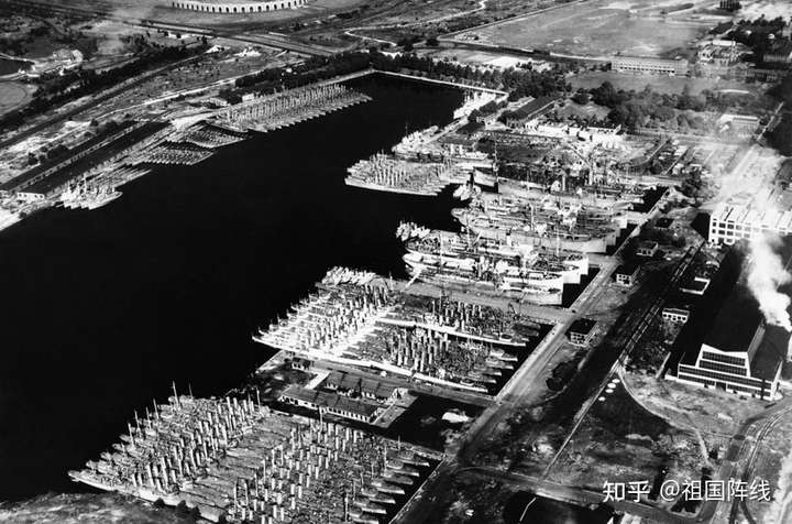 展现美国二战造船巅峰的著名照片,费城海军造船厂完工的大批军舰等待