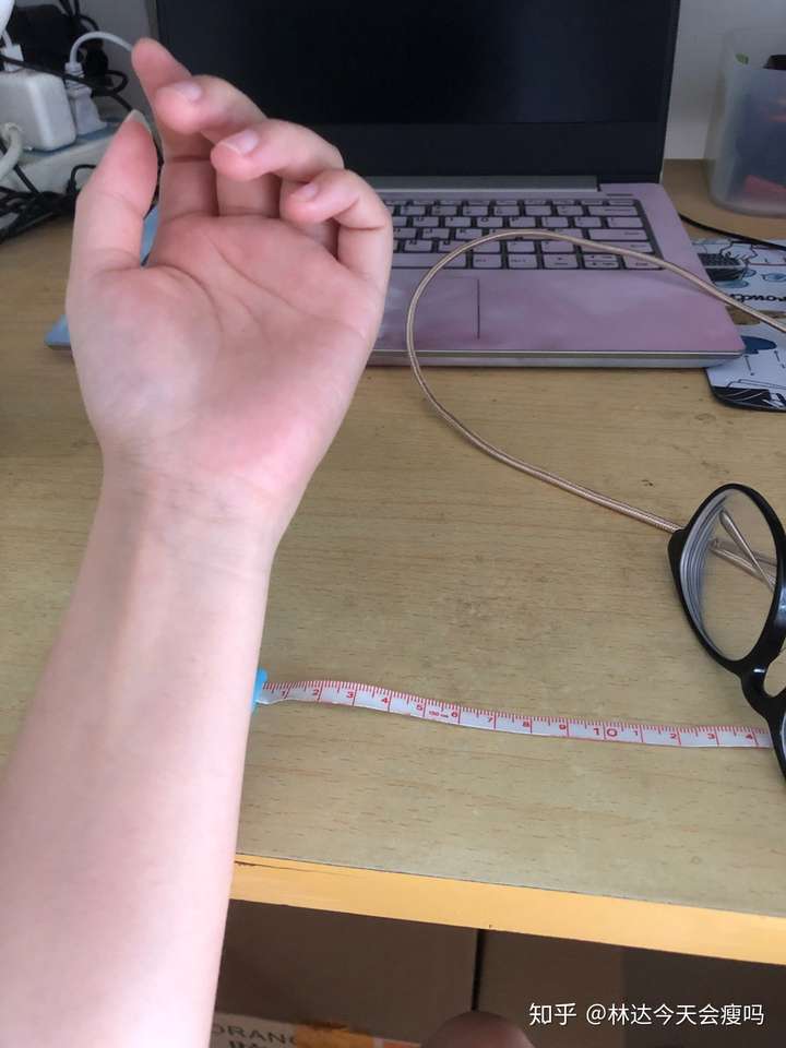 女生手腕超级细是什么体验