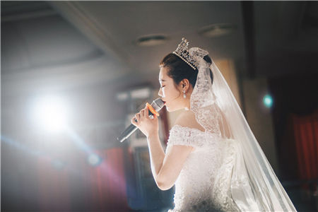 婚礼新娘唱歌的话,出场怎么样比较好?