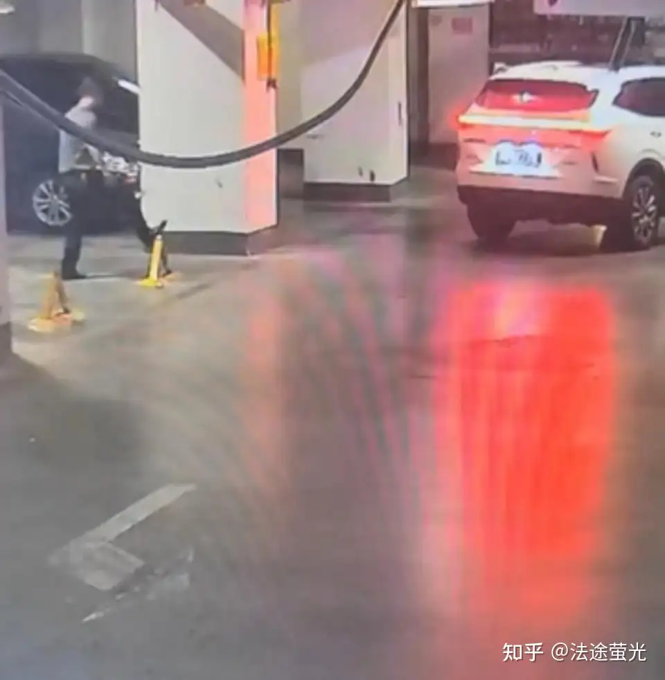 湖南衡阳一公职人员停车受阻，暴力踹坏他人车位上的地锁，多方回应将调解与调查，此事反映出哪些问题？