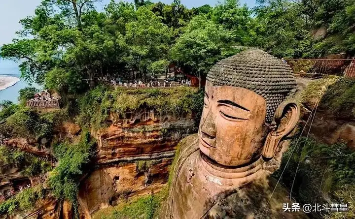 四川旅游必去十大景点推荐（细数成都10个必打卡景点）