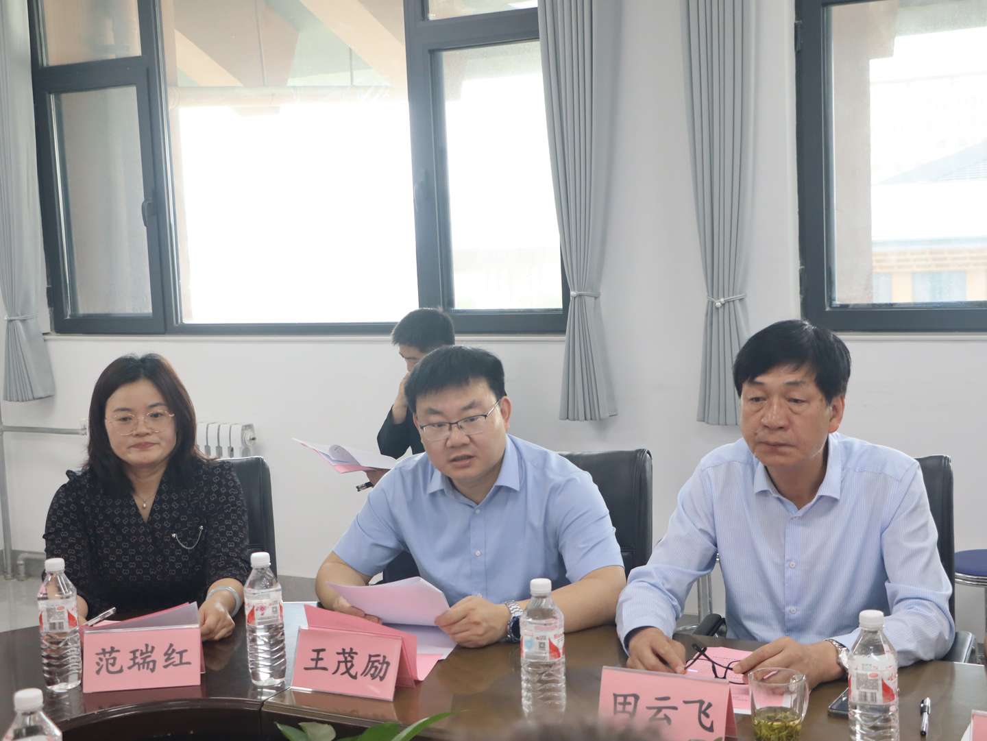 特写抓拍示例:人物神态与细节突出