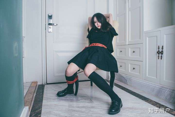 如果双手双脚被捆,嘴巴被贴了胶布,在不借助外力的前提下,怎样让自己