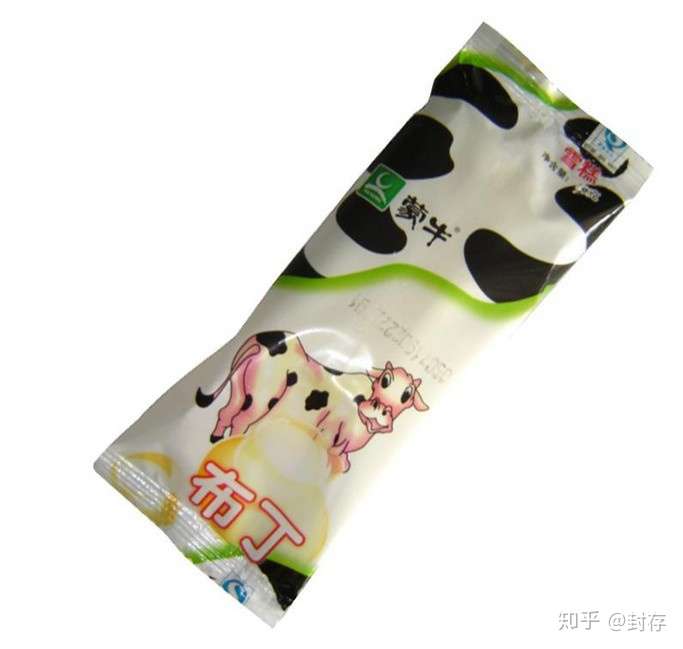 小时候吃的一种冰袋,包装上有一头奶牛黑白色,背景是草原.