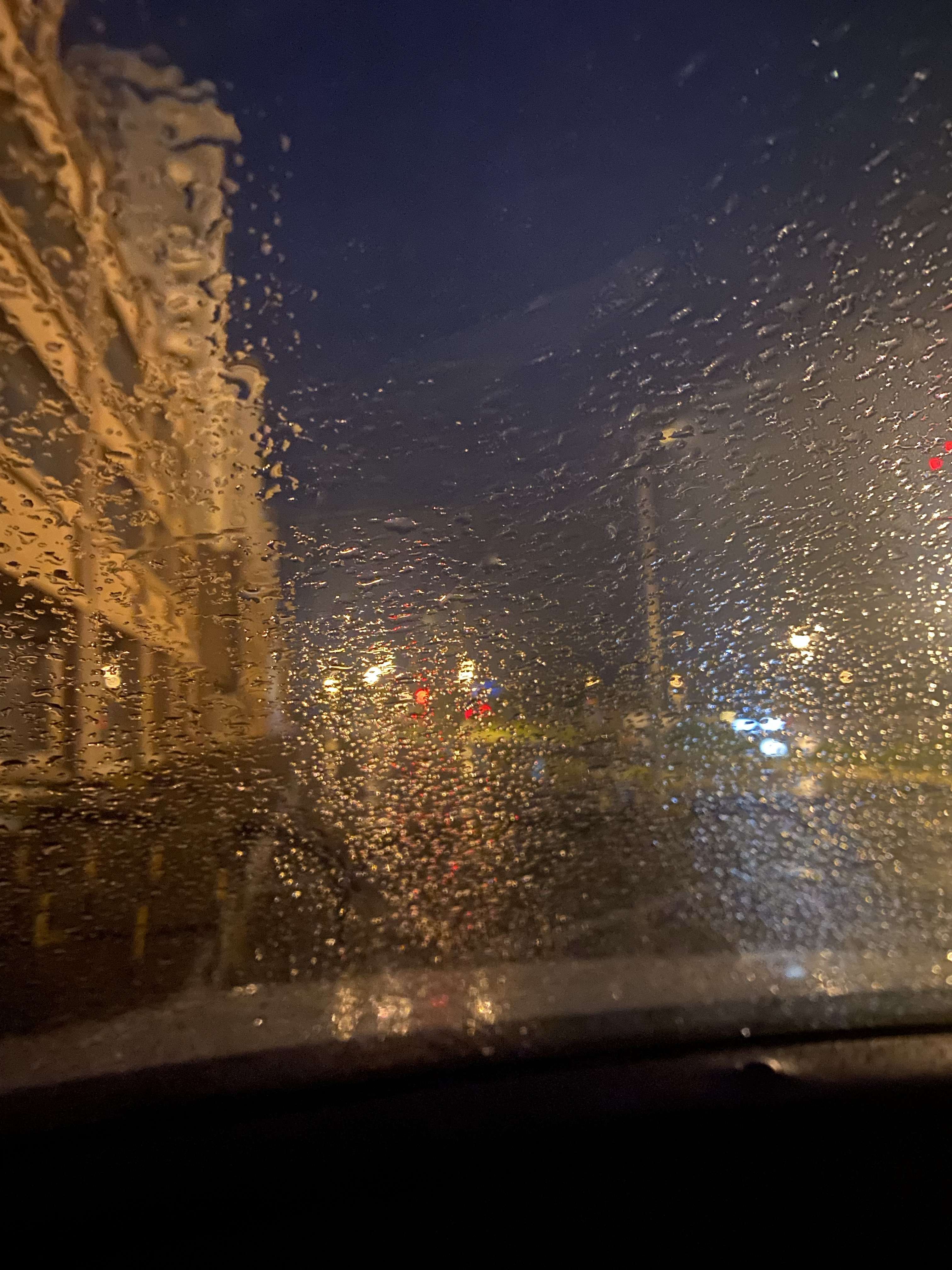 迷路的桂子呀 的想法: 雨夜日誌:半夜從朋友家開車回來,一路上