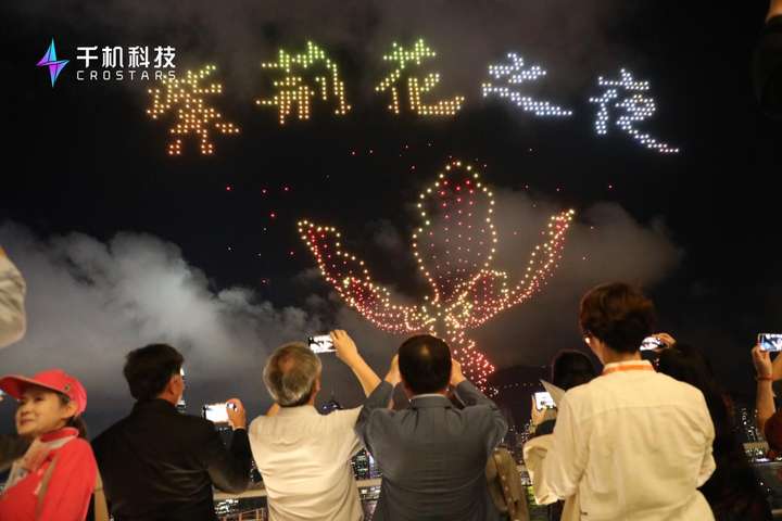 顶烈日筹备端午节无人机表演，千机科技呈现的紫荆花之夜刷屏香港