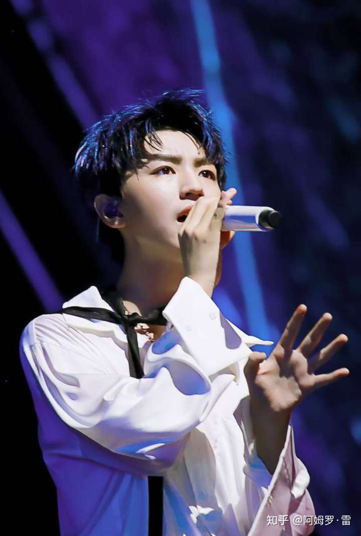 上台表演唱歌的时候一只手拿话筒那另一只手放哪不会尴尬啊啊啊?