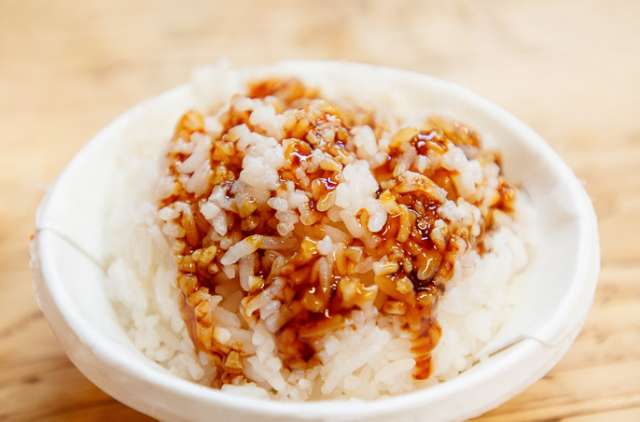 再浇些酱油,不用放盐,如果饭是冷的,就倒一些开水进去做泡饭,拌好了之