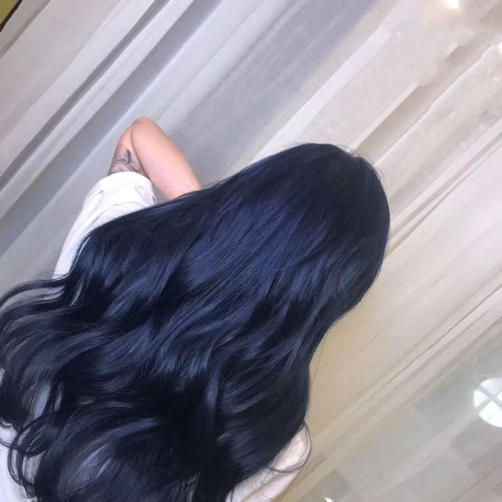 皮肤比较偏黄偏黑的女生,适合染什么颜色的头发?