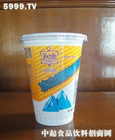 上面是雪糕下面是沙冰的,下面是水果味的沙冰,小时候吃过,不记得叫