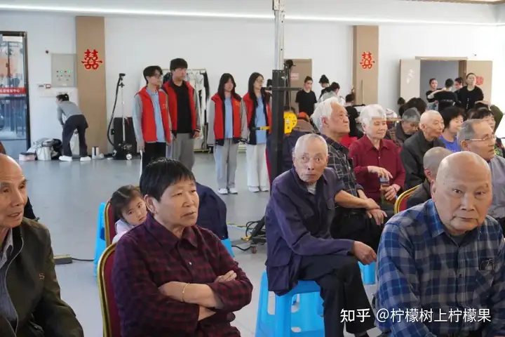 【活力校园】青春播爱 雅韵传情 | 塘栖校区学生志愿者助力枇杷湾社区送戏下乡活动(图9) 【活力校园】青春播爱 雅韵传情 | 塘栖校区学生志愿者助力枇杷湾社区送戏下乡活动(图9)