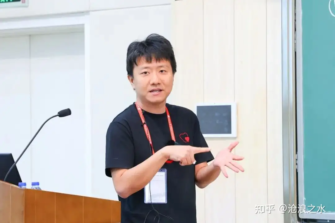 菲尔兹奖得主邓煜的知乎主页引热议，嗑 CP 、写物理诗，你怎么看这位答主科研之外的「反差感」解压日常？
