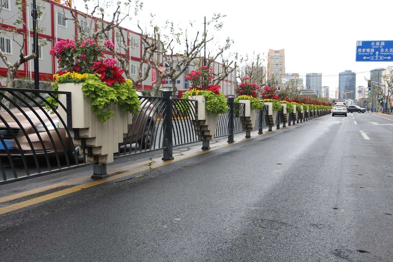 城市道路隔离带窄护栏花箱来解决 知乎