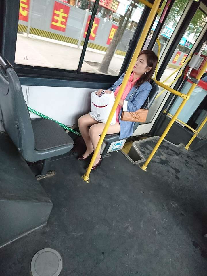 如何搭讪公交车站的美女?