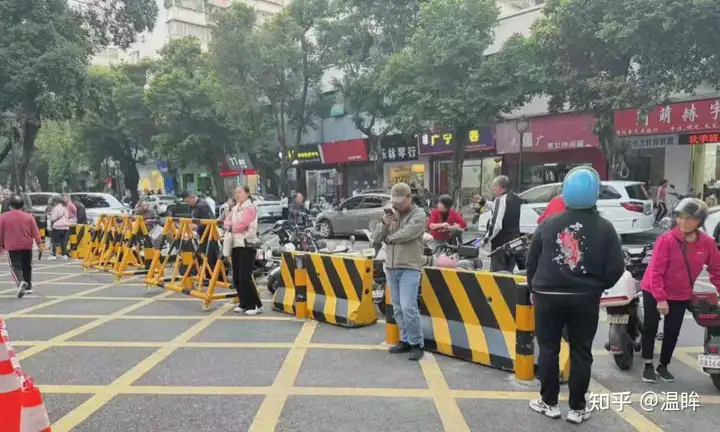 多校试点班主任退群，改由学校行政人员、家委会统一管理，有哪些考量和难点？家校关系的权责和边界在哪？